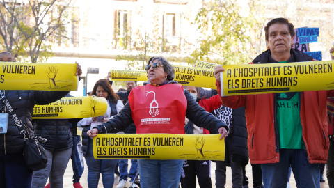 Concentrats davant l'Ajuntament de l'Hospitalet de Llobregat per reclamar millores en els serveis socials municipals.