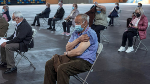 Varias personas esperan unos minutos por si tienen efectos secundarios tras recibir la vacuna de Pfizer durante la campaña de vacunación masiva que se lleva a cabo estos días en el recinto ferial Expourense en Ourense.