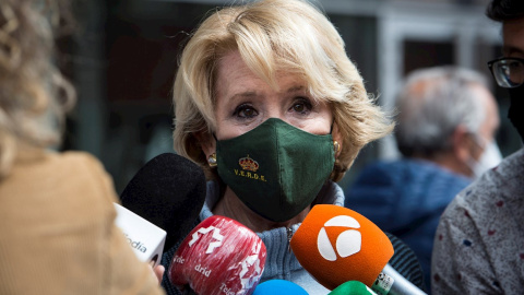 La expresidenta de la Comunidad de Madrid Esperanza Aguirre se dirige a los medios de comunicación tras vacunarse en el Wizink Center de Madrid.