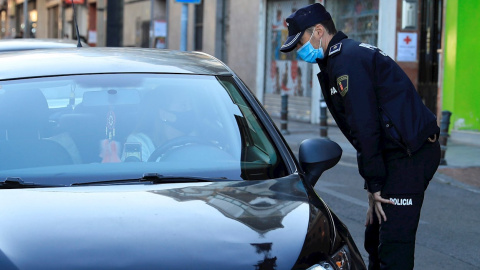 Un policía local durante un control en Madrid.