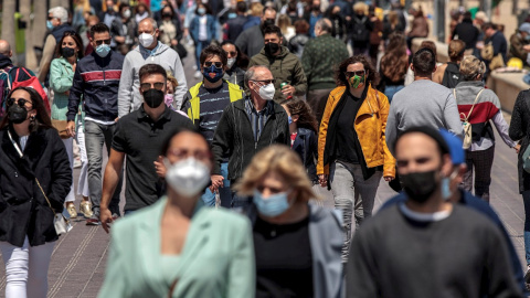 Cientos de personas caminan por el paseo marítimo de la Malvarrosa de València.