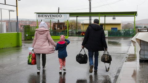 Una familia de refugiados ucranianos llega a Madrid en un autobús de evacuación fletado por una ONG el pasado marzo.