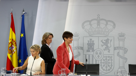 Las ministras de Trabajo Yolanda Díaz (i), Política Territorial Isabel Rodríguez (d) y Transición Ecológica Teresa Ribera (c) a su llegada a la rueda de prensa posterior al Consejo de Ministros en el Palacio de la Moncloa en Madrid, este martes