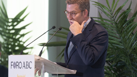 El líder del Partido Popular, Alberto Núñez Feijóo, interviene durante el Foro ABC. E.P./Eduardo Parra