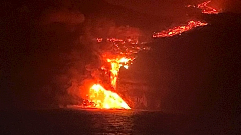 La colada de lava que emerge de la erupción volcánica de La Palma llega al mar en una zona de acantilados en la costa de Tazacorte. EFE/Instituto Español de Oceanografía