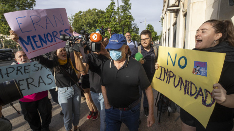 Uno de los tres entre los seis condenados por prostitución de menores a su llegada a la vistilla para decidir sobre la suspención de la pena de prisión, este