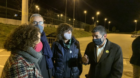 La consellera d'Agricultura Teresa Jordà i el conseller de Treball, Afers Socials i Famílies, Chakir el Homrani a les portes de la presó de Puig de les Basses a l'espera de l'arribada de Dolors Bassa