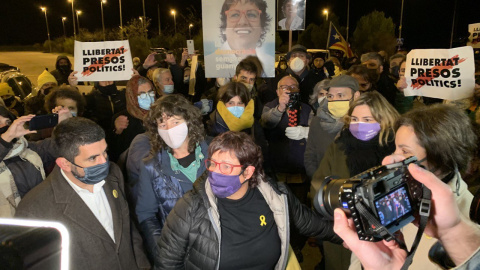 Dolors Bassa arriba a la presó de Puig de les Basses, o un centenar de persones, entre elles el vicepresident d'Òmnium Cultural, Marcel Mauri, i el conseller Chakir el Homarni, protesten en contra de la decisió del Suprem- Marià de Delàs