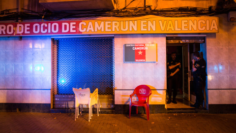 Agentes de la Policía Local de Valencia entran al local del centro cultural camerunés después de detener a Nfina Ondo.- EVA MÁÑEZ