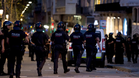 La Policía acordonó la zona de Plaza Cataluña. / REUTERS