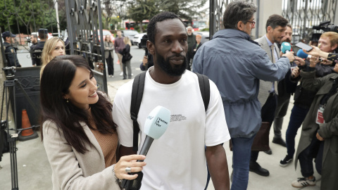 18/10/24 Ibrahima Diack, el viernes 18 de octubre en la entrada de la Audiencia Provincial de A Coruña, donde se juzga a los acusados de asesinar a Samuel Luiz.