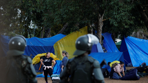 Los partidarios del expresidente de Brasil Jair Bolsonaro, a punto de ser desalojados de un campamento frente al Cuartel General del Ejército, en Brasilia, el 9 de enero de 2023.