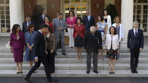 El presidente del gobierno Pedro Sánchez, durante la foto de familia previa a la reunión del Consejo de Ministros tras la incorporación de José Guirao. /EFE