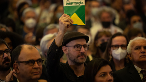 Un hombre levanta un libro de la constitución durante una reunión del Colectivo USP (Universidad de São Paulo) en defensa de la Democracia, a 9 de enero de 2023.