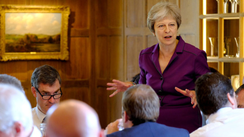 May, durante la reunión con sus ministros este viernes. REUTERS