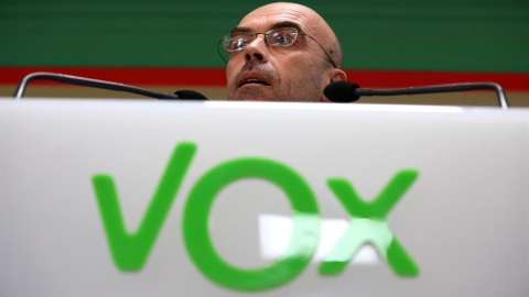 El eurodiputado de Vox Jorge Buxade valora los primeros datos de participación y de las encuestas a pie de urna. EFE/ Javier Lizón