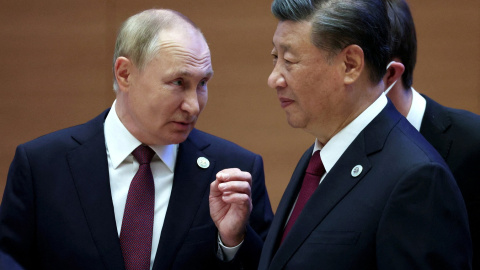 El presidente ruso, Vladimir Putin, habla con su homólogo chino, Xi Jinping, antes del plenario de la cumbre de la Organización de Cooperación de Shanghai (OCS) en Samarcanda (Uzbekistán). REUTERS/Sputnik/Sergey Bobylev/Pool