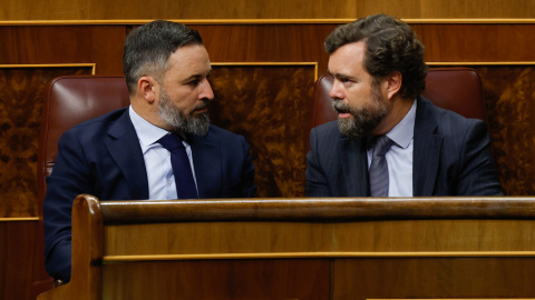 27/10/2022.- El líder de VOX, Santiago Abascal (i), conversa con el portavoz del partido en el Congreso, Iván Espinosa de los Monteros (d), durante la segunda jornada del debate de las enmiendas a la totalidad presentadas por la oposición al proyecto d