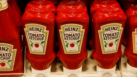 Botes de ketchup Heinz en un supermercado en la localidad suiza de Zumikon. REUTERS/Arnd Wiegmann