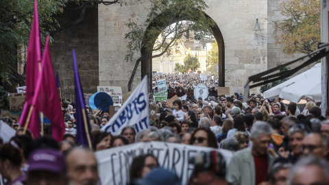 Varias personas durante una manifestación por el derecho a la vivienda en València.