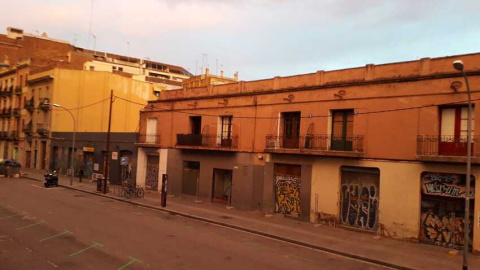 Foto antiga cedida per Delfina Gómez dels habitatges situats davant de casa que van ser enderrocats aquest any.