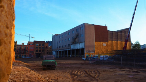 Un dels molts solars que proliferen al Poblenou.