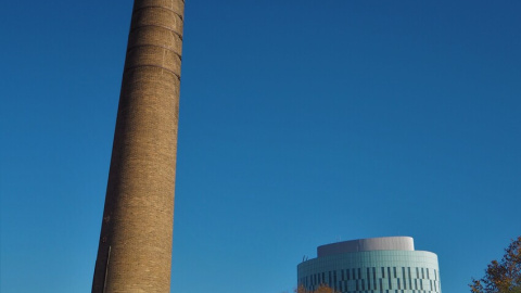 Una de les xemeneies industrials que es poden trobar pel Poblenou.