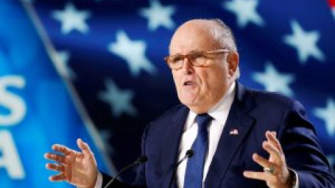 El abogado de Trump, Rudy Giuliani, vuelve a ser tendencia por un pedo en plena comparecencia