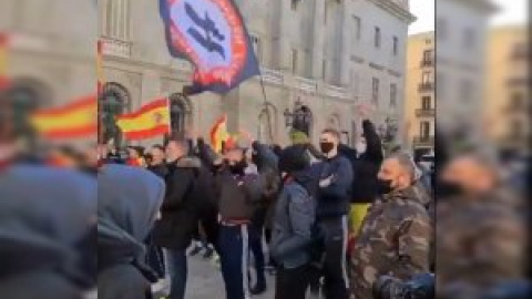 Un acto de Abascal y Vox en Barcelona acaba con banderas nazis y cánticos franquistas