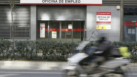 06/12/2020. En la imagen, oficina de empleo del Paseo de las Acacias de Madrid. - EFE