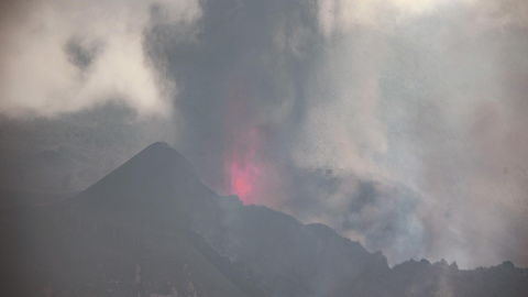 Vista de la erupción en el Volcán Cumbre Vieja de La Palma. Un nuevo foco de emisión se ha abierto este sábado por la mañana en el volcán de La Palma, ha informado el Instituto Volcanológico de Canarias (Involcan) en su cuenta de Twitter.