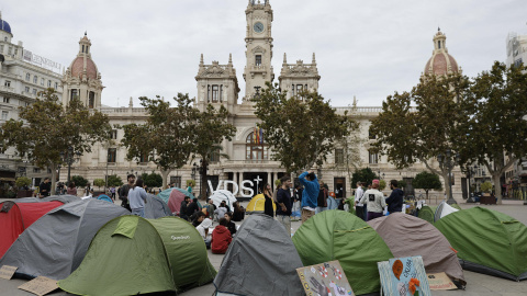 Campistas por el derecho a la vivienda en la Plaza del Ayuntamiento de Valéncia,  a 20 de octubre de 2024.