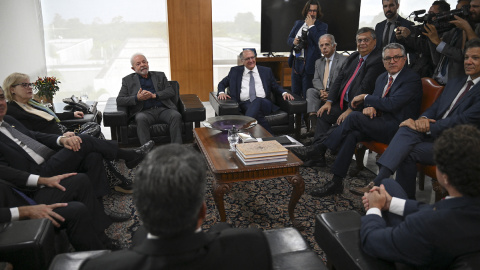 El presidente de Brasil, Luiz Inácio Lula Da Silva, se reúne con los ministros de la Corte Suprema (izquierda) y su gabinete en el Palacio Presidencial de Planalto en Brasilia el 9 de enero de 2023.