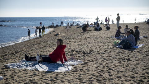 Varias personas disfrutan del sol y el calor en la playa de la Barceloneta, a 25 de diciembre de 2022, en Barcelona, Catalunya (España).