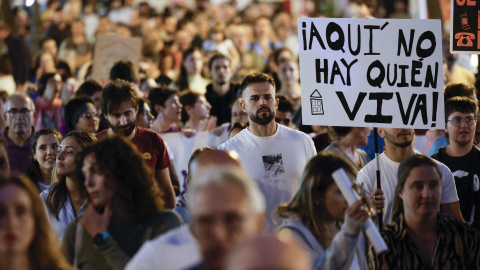 Cientos de personas participan este sábado en una protesta contra la especulación inmobiliaria en València.