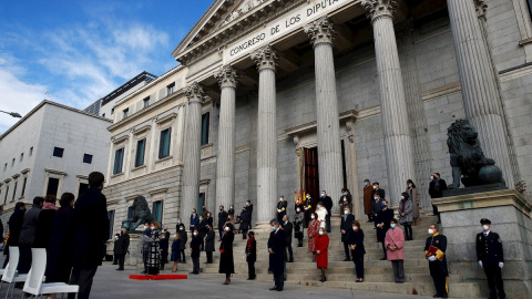 06/12/2020.- Vista general de la celebración del cuadragésimo segundo aniversario de la Constitución en la escalinata del Congreso de los Diputados este domingo en Madrid. EFE/Ballesteros