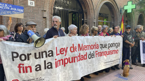 Representantes de asociaciones memorialistas se manifiestan en Madrid,  a 21 de octubre de 2024.