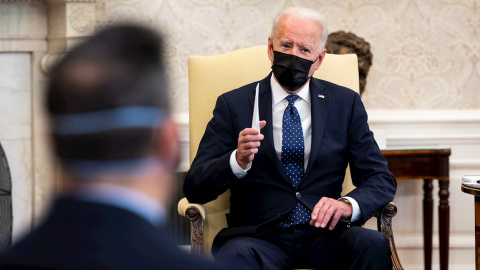 El presidente de EE.UU, Joe Biden, ofrece declaraciones públicas en el Despacho Oval de la Casa Blanca, en Washington (EE.UU).