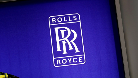 El logo de Rolls-Royce en su stand en una feria industrial en París, en junio de 2018. REUTERS/Benoit Tessier