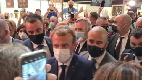 Lanzan un huevo a Macron al grito de 'Viva la revolución'