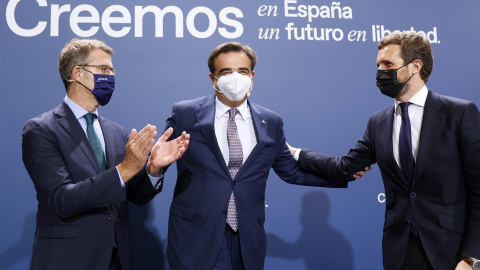 El presidente del Partido Popular, Pablo Casado (d) junto al vicepresidente de la Comisión Europea, Margaritis Schinas (c,) y el presidente de al Xunta, Alberto Núñez Feijóo (i) antes de su participación en la Convención Nacional del Partido Popular