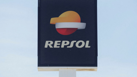 El logo de Repsol en una estación de servicio en Málaga. REUTERS/Jon Nazca