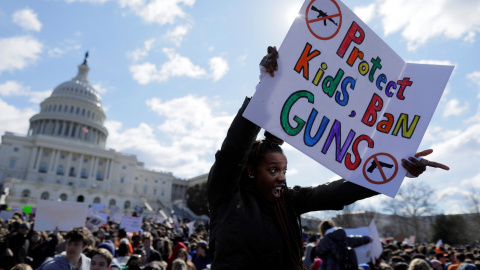 Los estudiantes se reúnen frente a la Casa Blanca en Washington durante las huelgas para apoyar leyes de armas más estrictas en EEUU. / Reuters