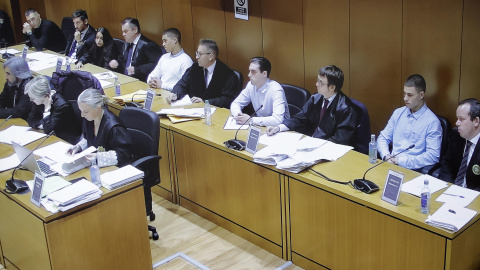 En la imagen, tomada al monitor que sirve la señal del juicio a la sala de prensa, los acusados siguiendo la vista de este lunes.