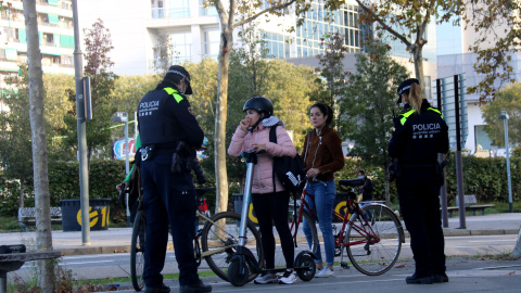 09/11/2021 - Imatge d'arxiu d'una dona amb patinet elèctric a Barcelona.