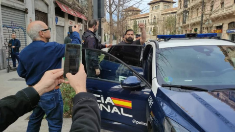 Óscar Reina durante su detención hace dos semanas en una manifestación en Granada de apoyo a tres miembros del SAT. — Imagen cedida por el SAT