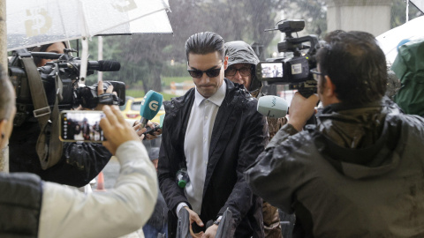 21/10/24 Alejandro Míguez, uno de los acusados del asesinato de Samuel, entrando este lunes en la Audiencia Provicial de A Coruña