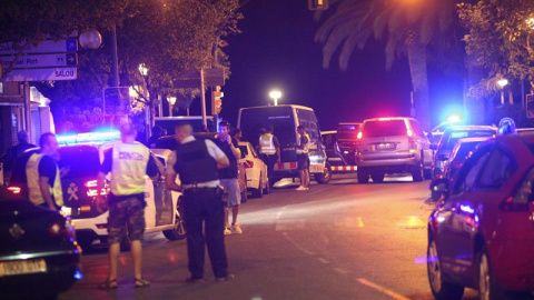 Miembros de las fuerzas seguridad, esta madrugada en la zona del atentado en Cambrils (Tarragona). EFE/Jaume Sellart.