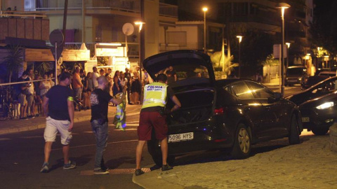 Un policía inspecciona un coche en Cambrils (Tarragona), donde cuatro presuntos terroristas han sido abatidos por los Mossos después de haber arrollado con un vehículo a seis personas en el Paseo Marítimo de la localidad, que han resultado heridas de 