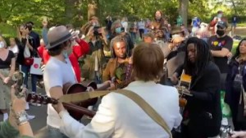 Fans de John Lennon celebran en Nueva York el que habría sido el 80 cumpleaños del cantante